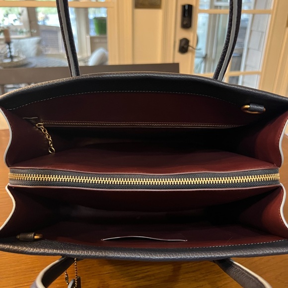 Cashin Carry Tote 29 
Dark navy with a cloud blue piping and oxblood interior - Picture 5 of 12